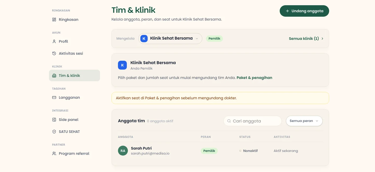 Halaman Tim & klinik setelah klinik dibuat: pemilih klinik, peringatan untuk mengaktifkan seat, dan tabel anggota berisi satu pemilik berstatus Nonaktif