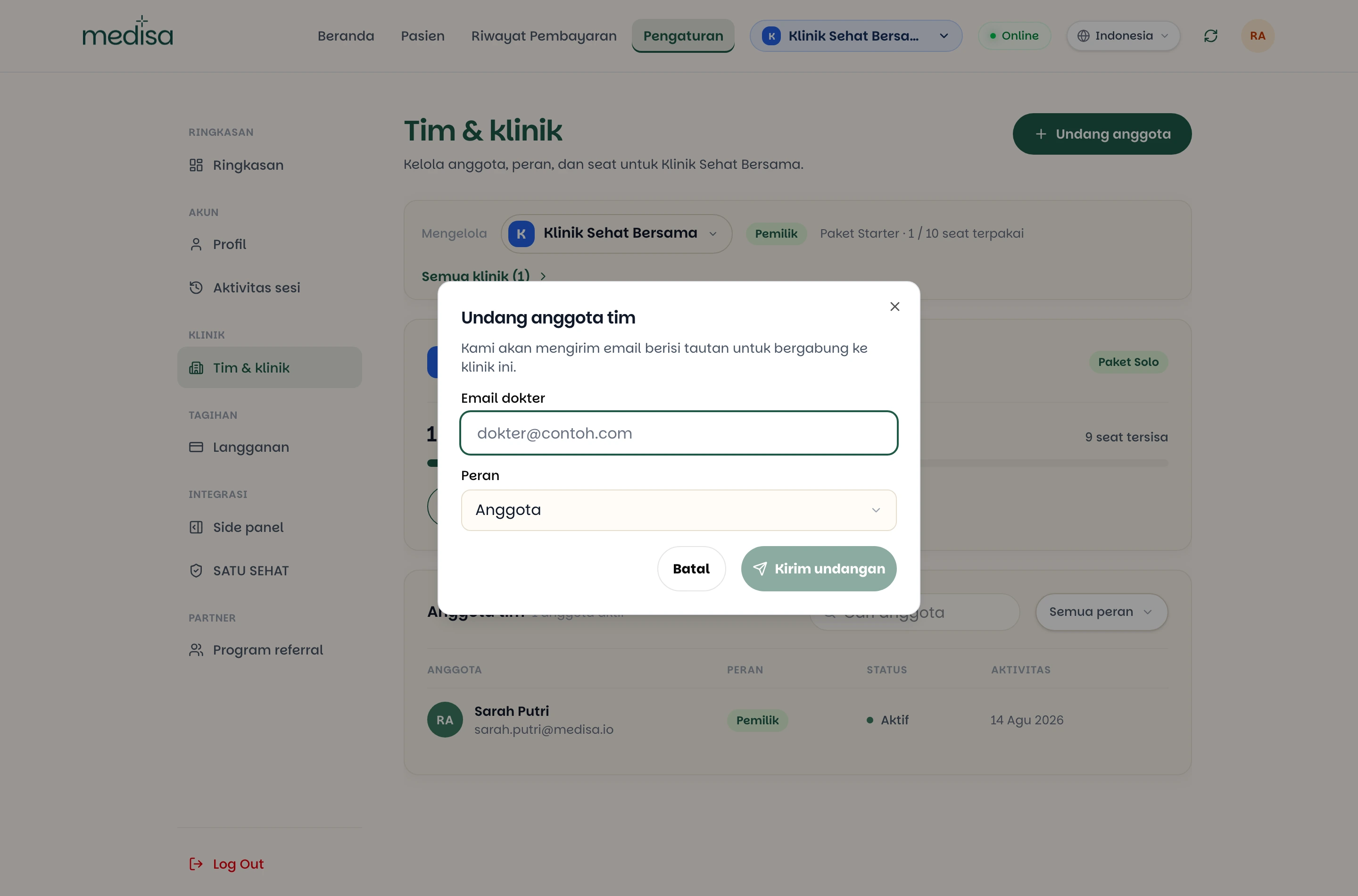 Dialog Undang anggota tim dengan kolom email dokter, pilihan peran, dan tombol Kirim undangan