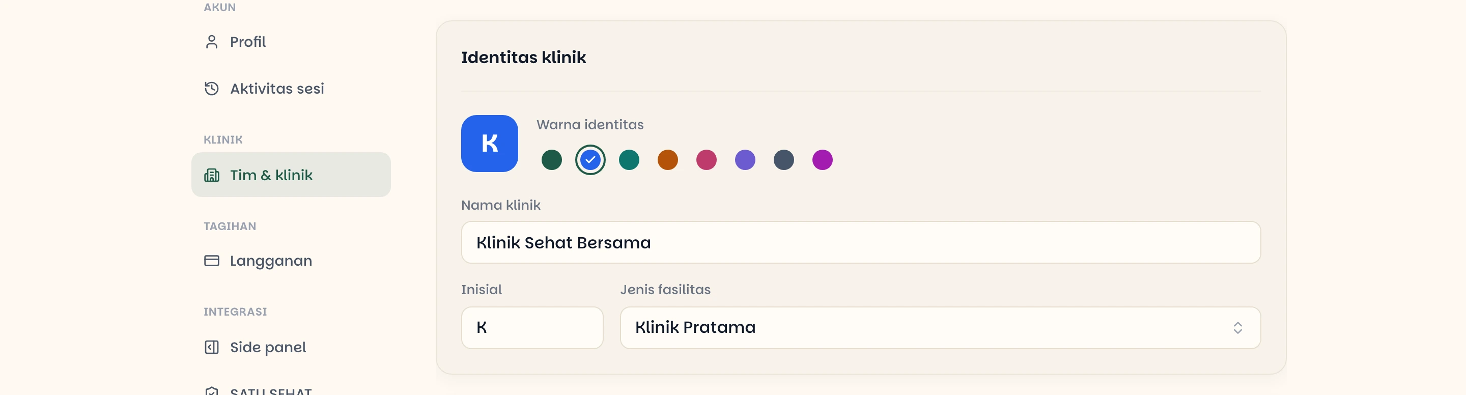 Tab Pengaturan klinik dengan bagian Identitas klinik berisi warna identitas, nama klinik, inisial, dan jenis fasilitas