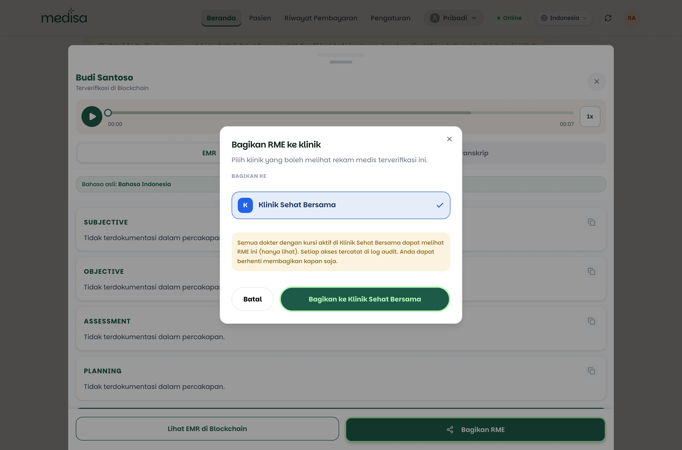 Dialog Bagikan RME ke klinik dengan satu klinik terpilih, peringatan bahwa semua dokter berkursi aktif dapat melihatnya dan setiap akses tercatat di log audit, serta tombol Batal dan Bagikan